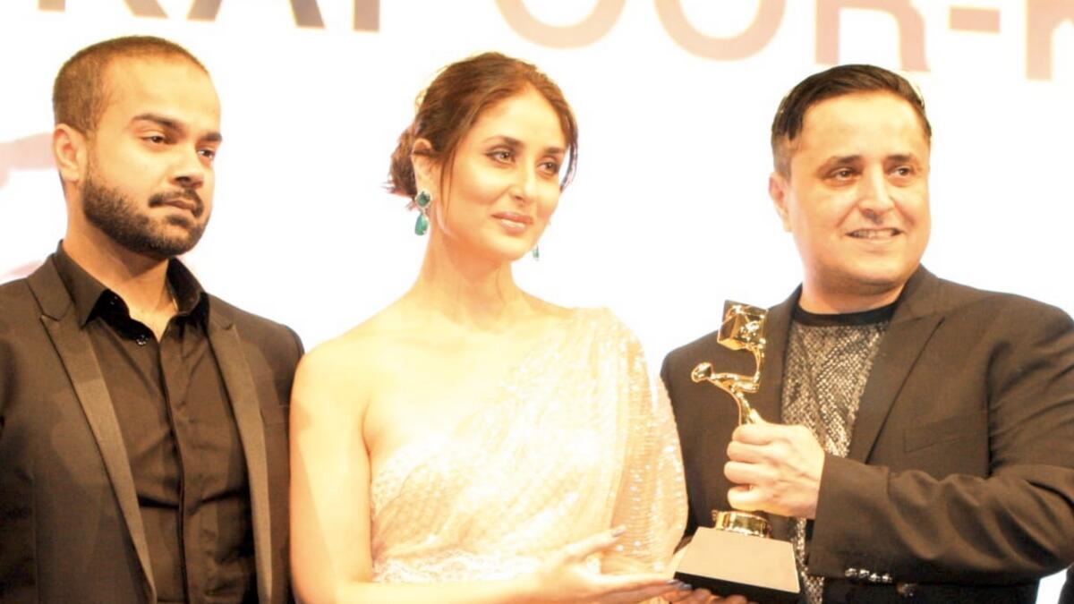 Suhail Galadari hands over the Asian Icon of the Year Award to Kareena Kapoor Khan.