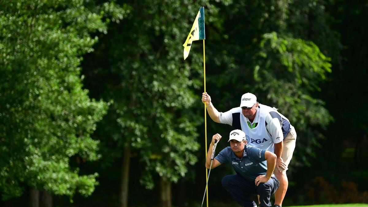 Kisner clings to narrow PGA lead
