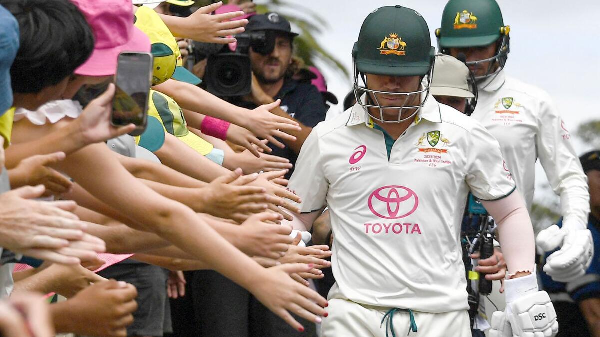 FFans show their respect for Australia’s David Warner as he walks out to bat for the last time in his 112th and farewell Test. - AFP