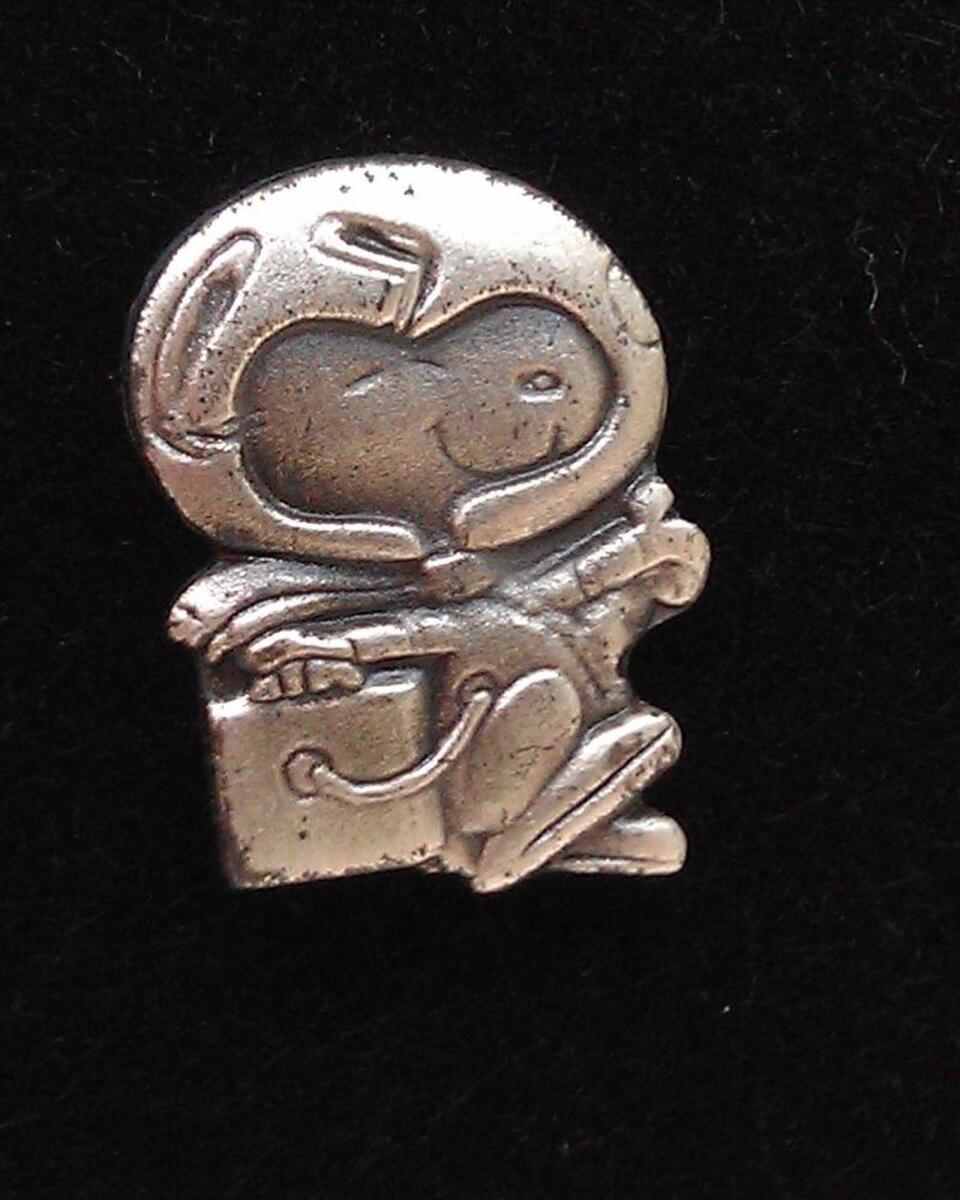 Snoopy lapel pin