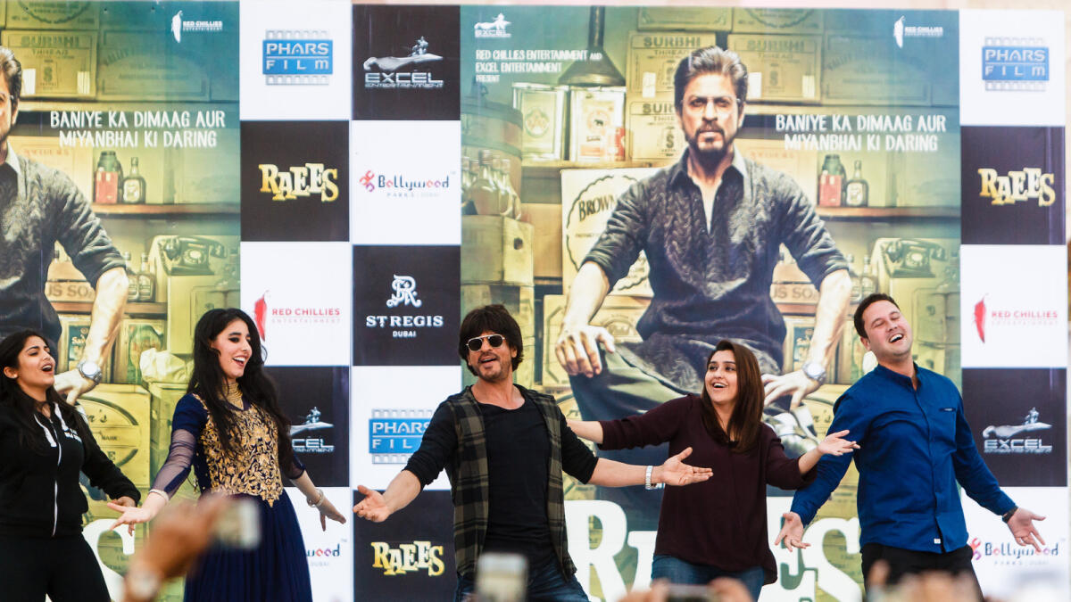 Actor Shah Rukh Khan interacts with fans at Bollywood Parks during the promotion of his movie Raees  in Dubai. Photo by Neeraj Murali.