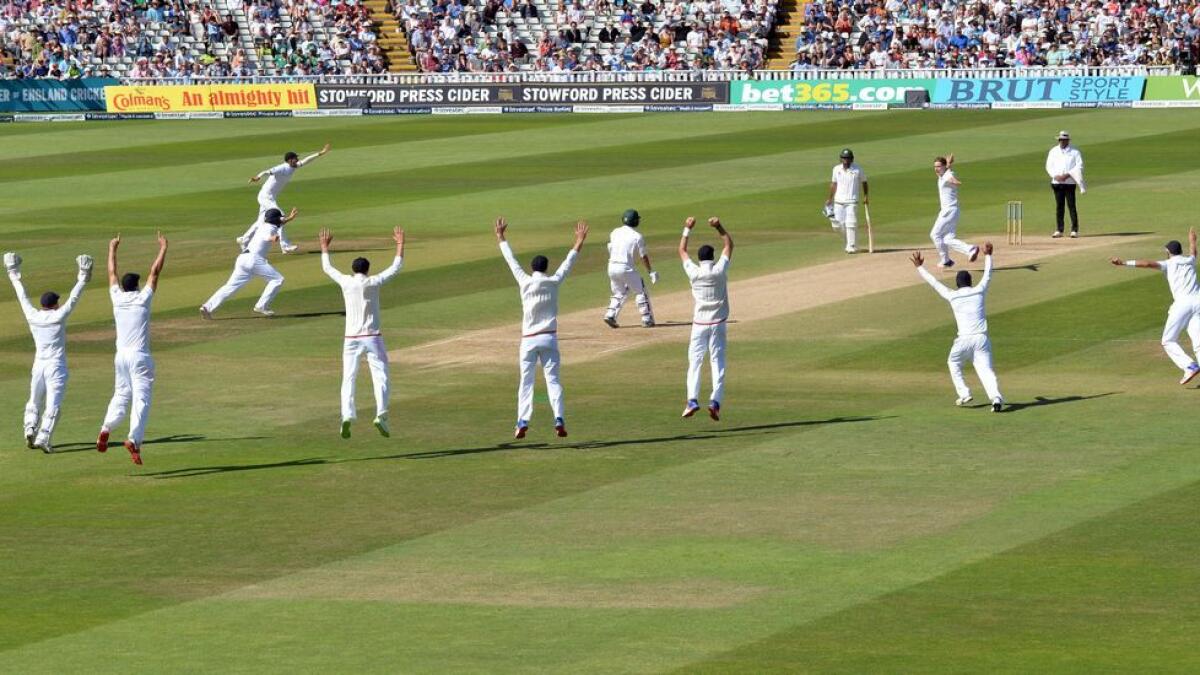 England roll over Pakistan in third cricket Test