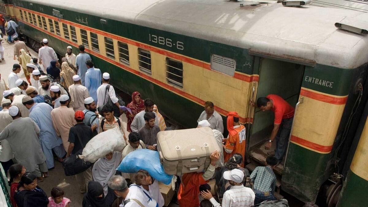 4 killed, 10 injured in blast on train track in Pakistan