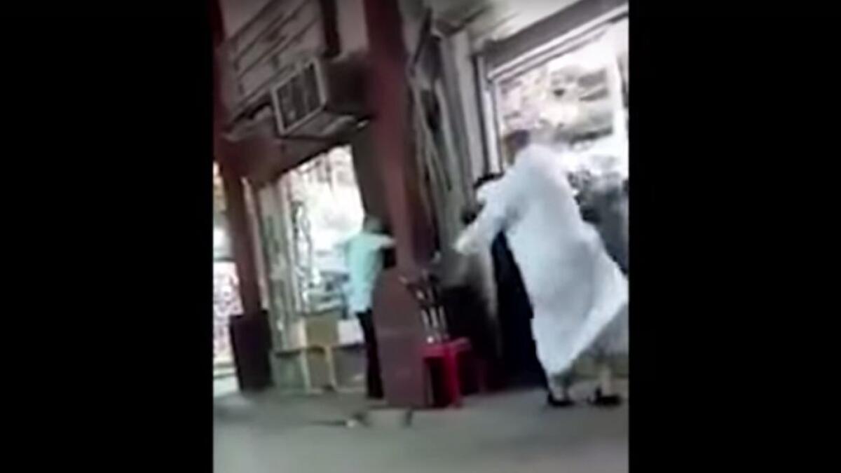 Kuwaiti national beats woman beggar for snatching cash