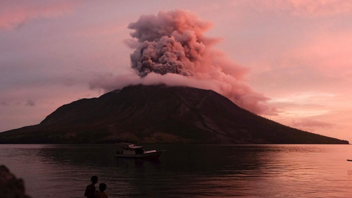印度尼西亚火山喷发导致更多机场关闭，火山灰到达马来西亚 – Khaleej Times