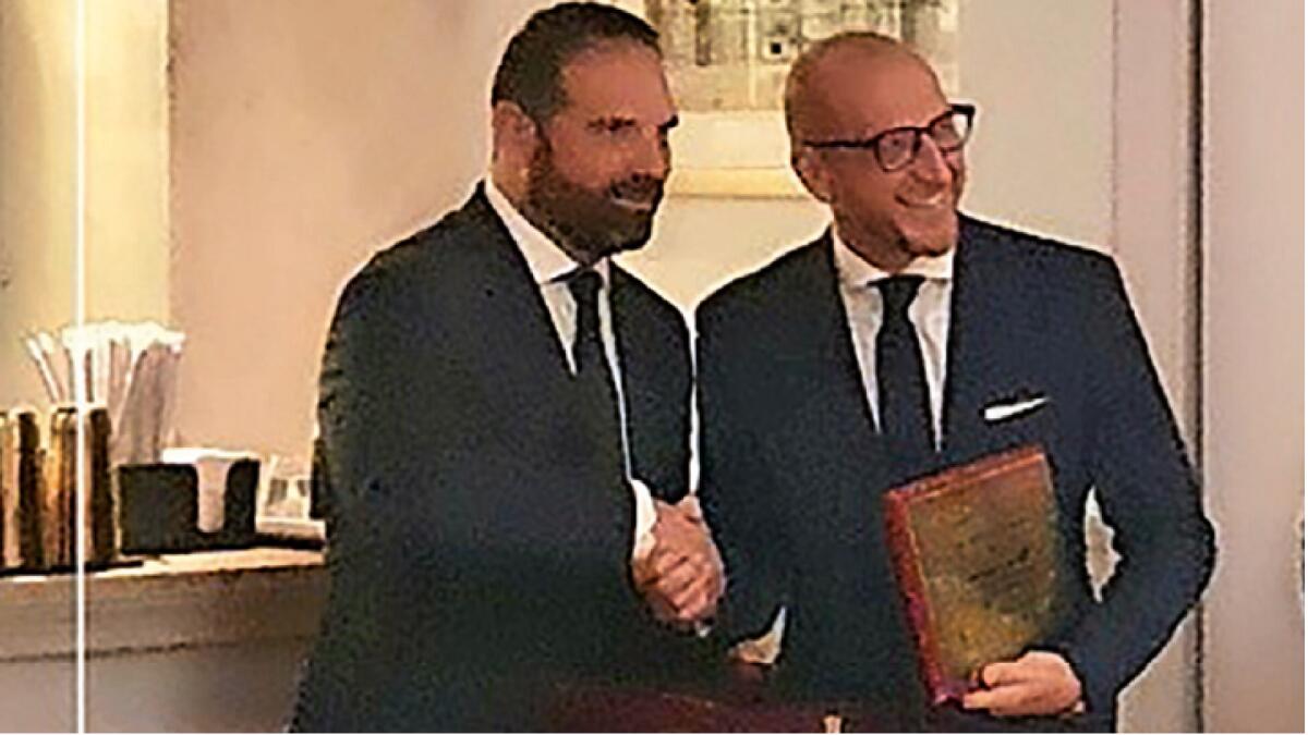 Matteo Colombo, vice-president of the Italian Chamber of Commerce in the United Arab Emirates, awards lawyer Simone Facchinetti the title of best representative 2021.