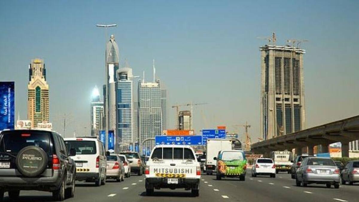 Sheikh Zayed Road-Speed limit (100-120km/hr), Radar control (121-141km/hr)-Alamy Image