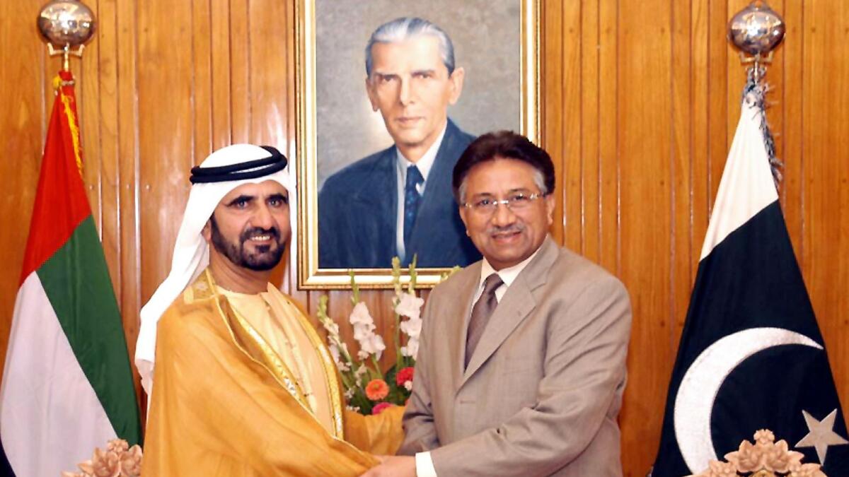 Pervez Musharraf (R) welcomes His Highness Sheikh Mohammed Bin Rashid Al Maktoum, Vice-President and Prime Minister of the UAE and Ruler of Dubai to Islamabad on May 30, 2006. Photo: AFP