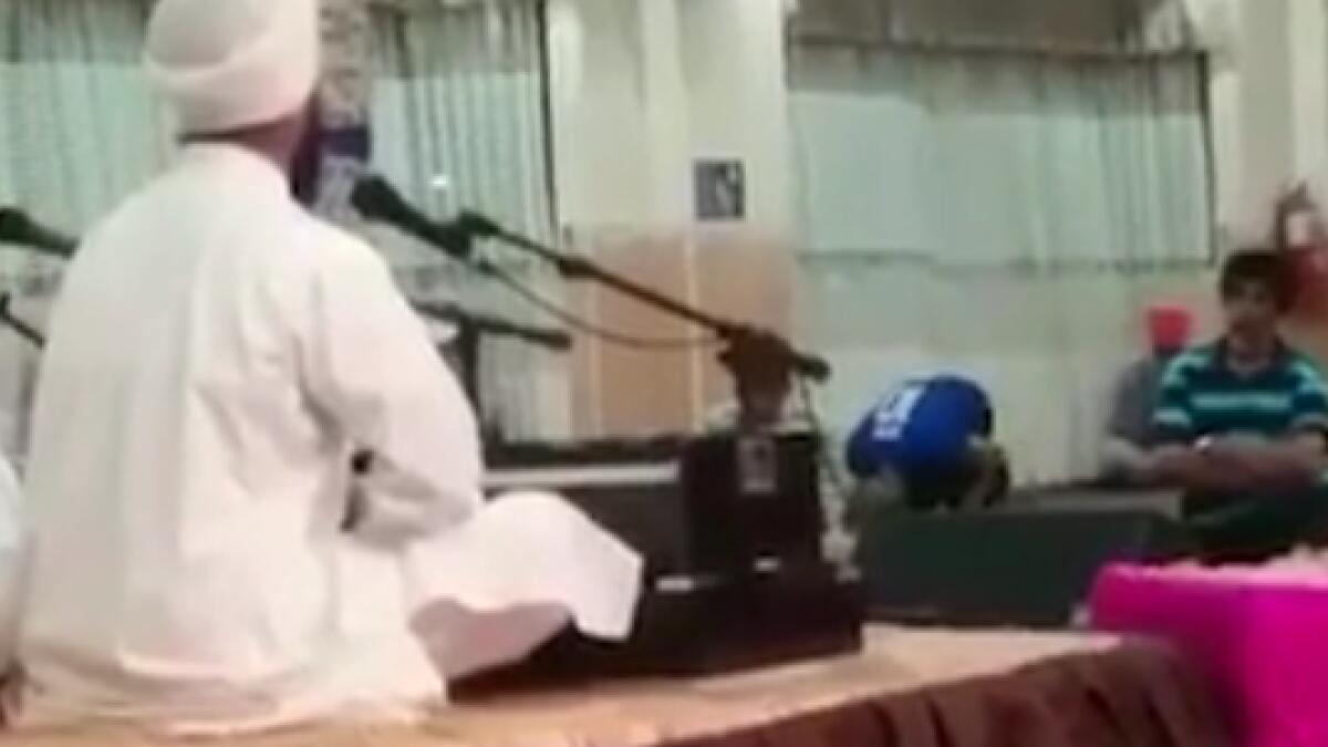 Video: Sikh temple invites Muslim man to pray as he is unable to find a mosque
