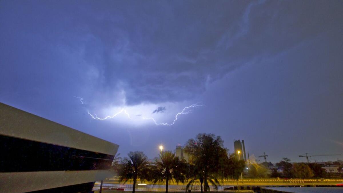  Friday thunderstorm hampers life, plans in UAE