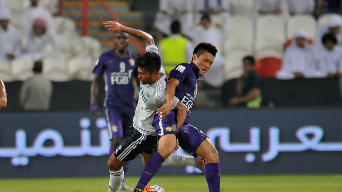 Al Nasr’s Luis Antonio Jimenez (left) and Al Ain’s Lee Myung Joo battle for possession during the Arabian Gulf Super Cup on Saturday night. 