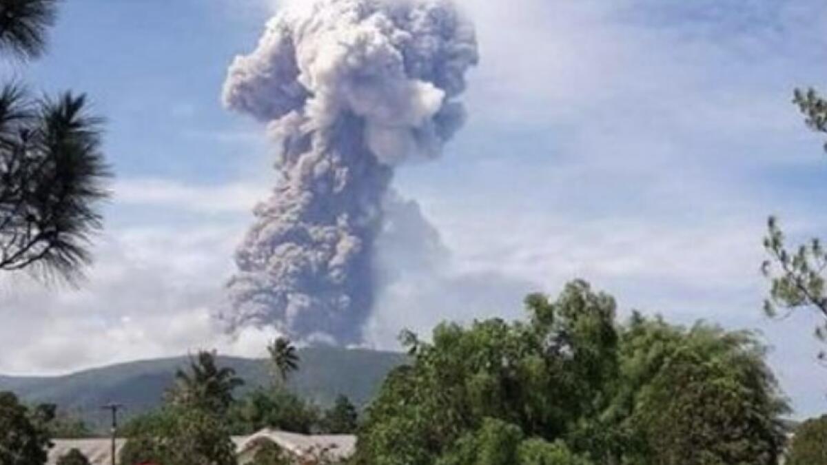Indonesias Soputan volcano erupts, ejecting thick ash