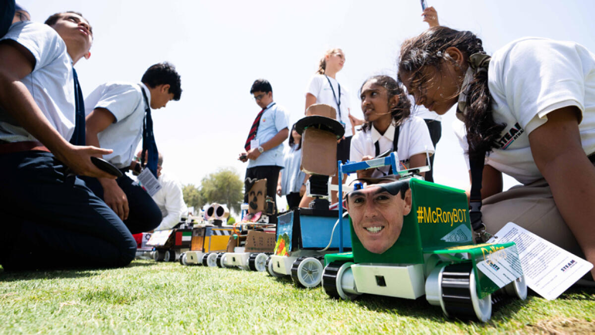 Students golfbots tee off in Dubai