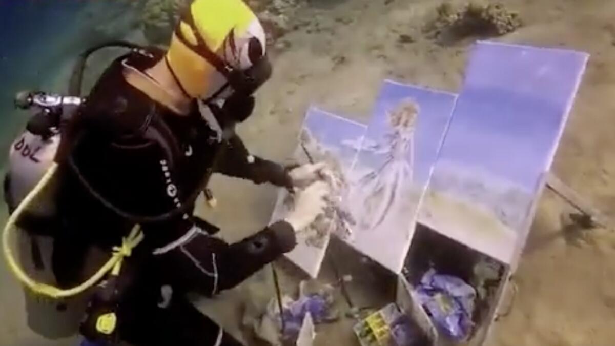  Video: Russian painter creates masterpieces underwater 
