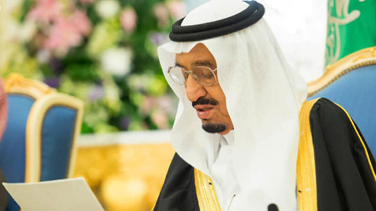 Saudi King sacks senior aide for slapping photographer