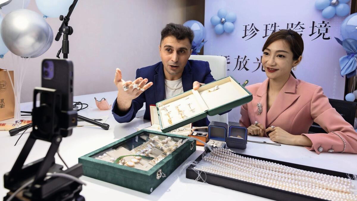 Two anchors broadcasting together from the live broadcast base of Huadong International Jewelry City in Zhejiang province on May 25, 2022. (Photo by Guo Bin/People’s Daily Online)