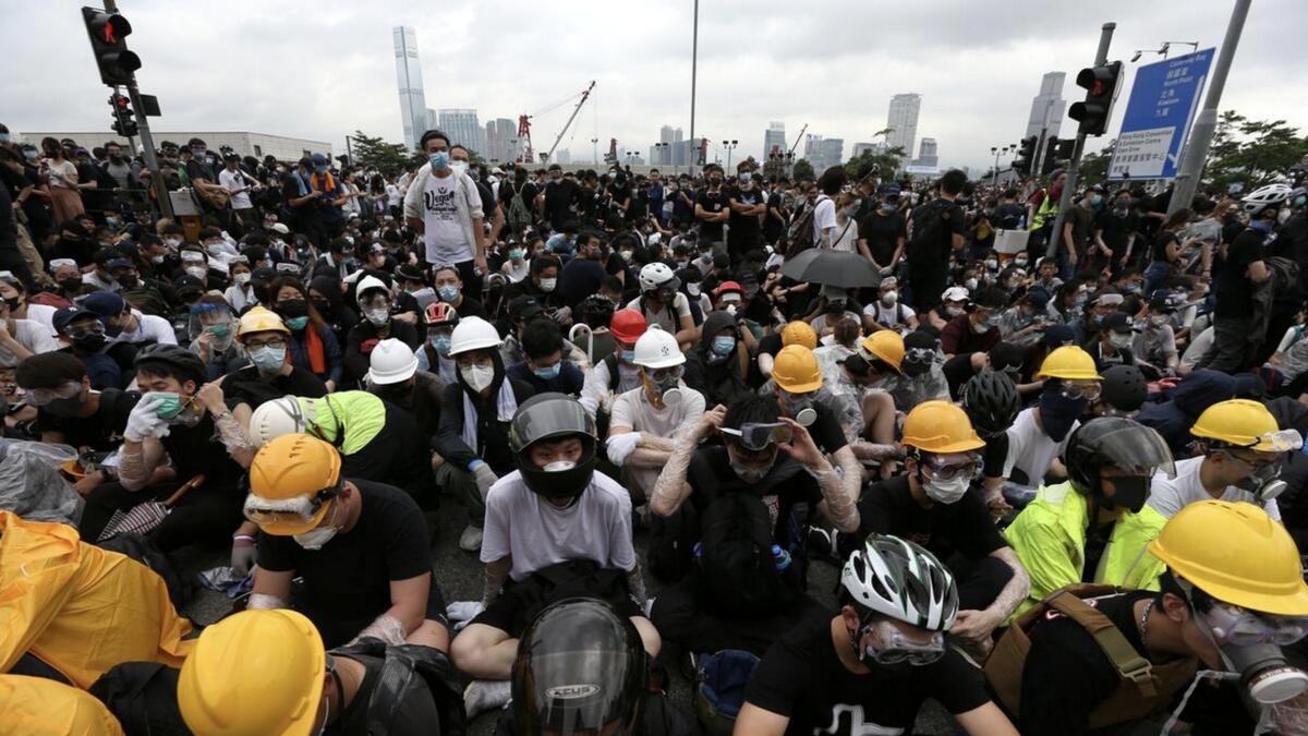 Tens of thousands paralyse Hong Kongs financial hub over extradition bill