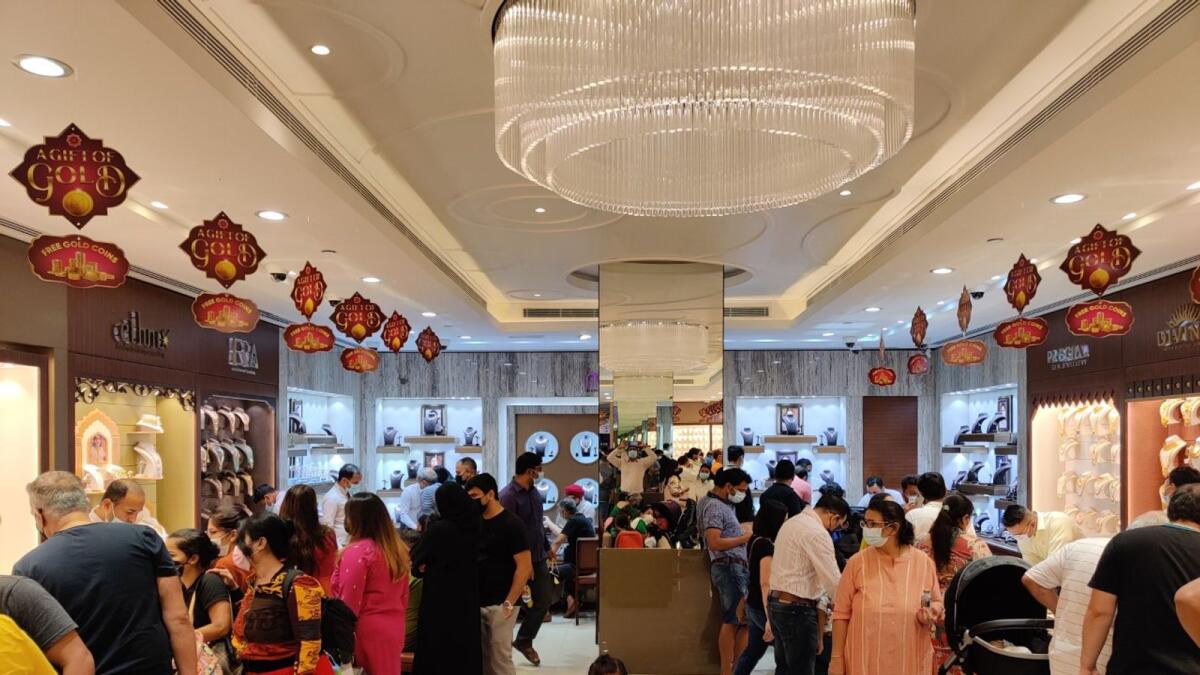 Huge crowds throng Malabar Gold on Tuesday night on the occasion of Dhanteras