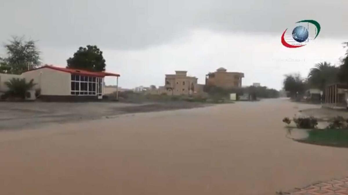Video: Heavy rain hits UAE, temperature to decrease