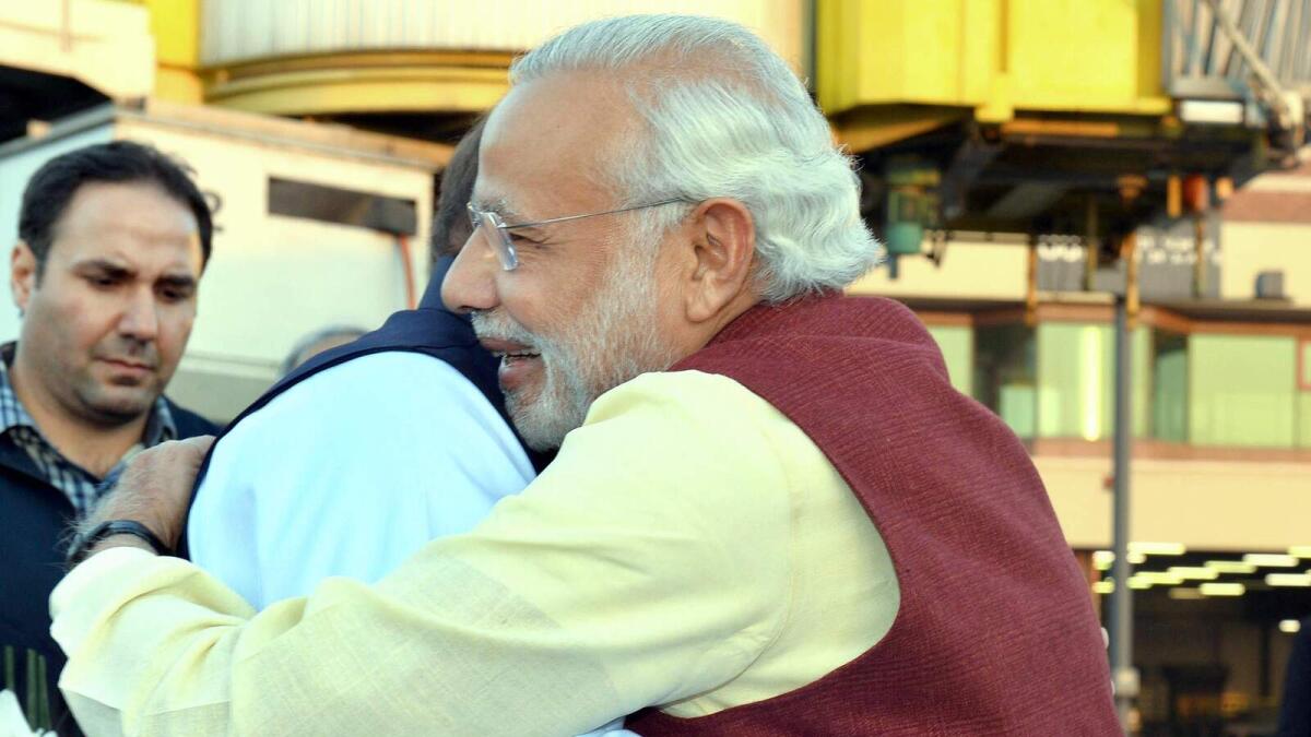 In this photograph released by the Press Information Bureau (PIB) on December 25, 2015, Indian Prime Minister, Narendra Modi (R) and Pakistan Prime Minister, Nawaz Sharif hug on meeting in Lahore. AFP PHOTO / PIB