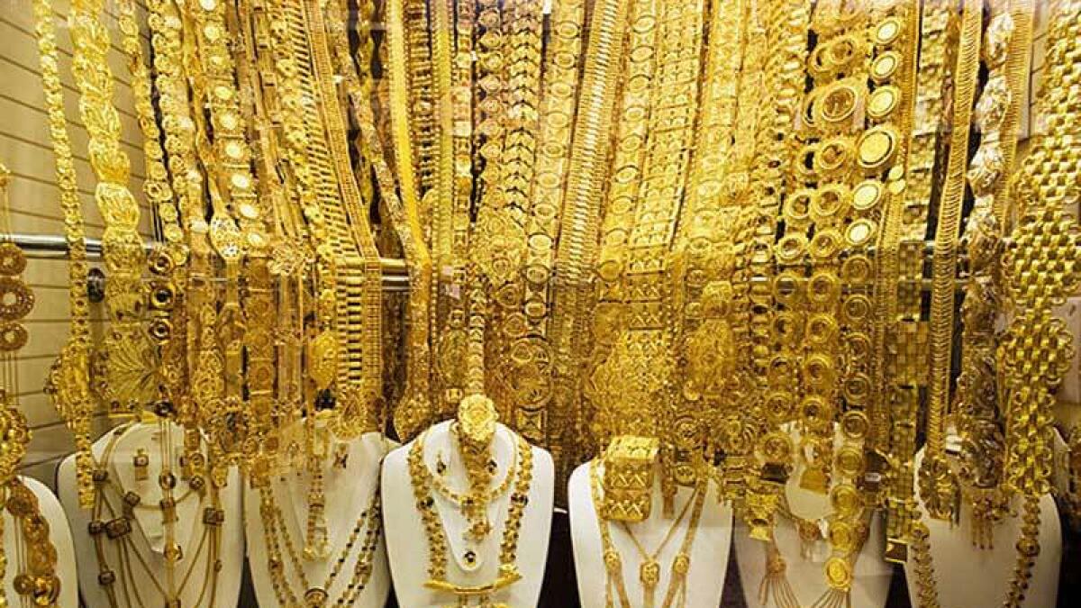 Gold prices edge up on short-covering