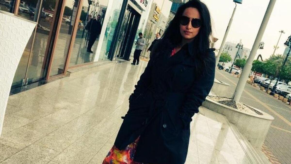 Saudi Arabia police detain  woman for removing abaya