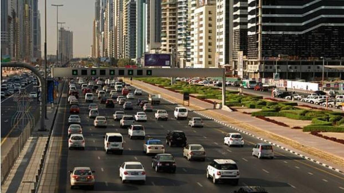 Mohammad Bin Zayed Road-Speed limit (110km/hr), Radar control (131km/hr)-Alamy Image