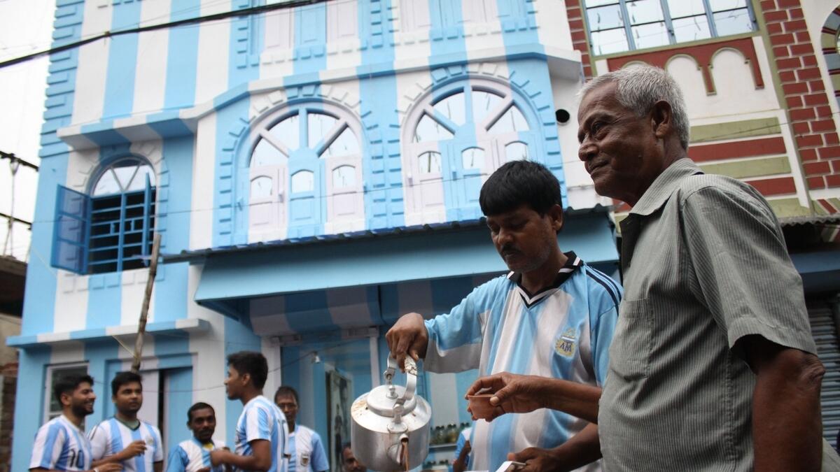 Video: Indian fan paints house in Argentina colours