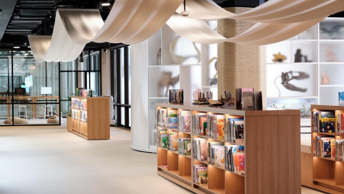  Abu Dhabi , Library, reading