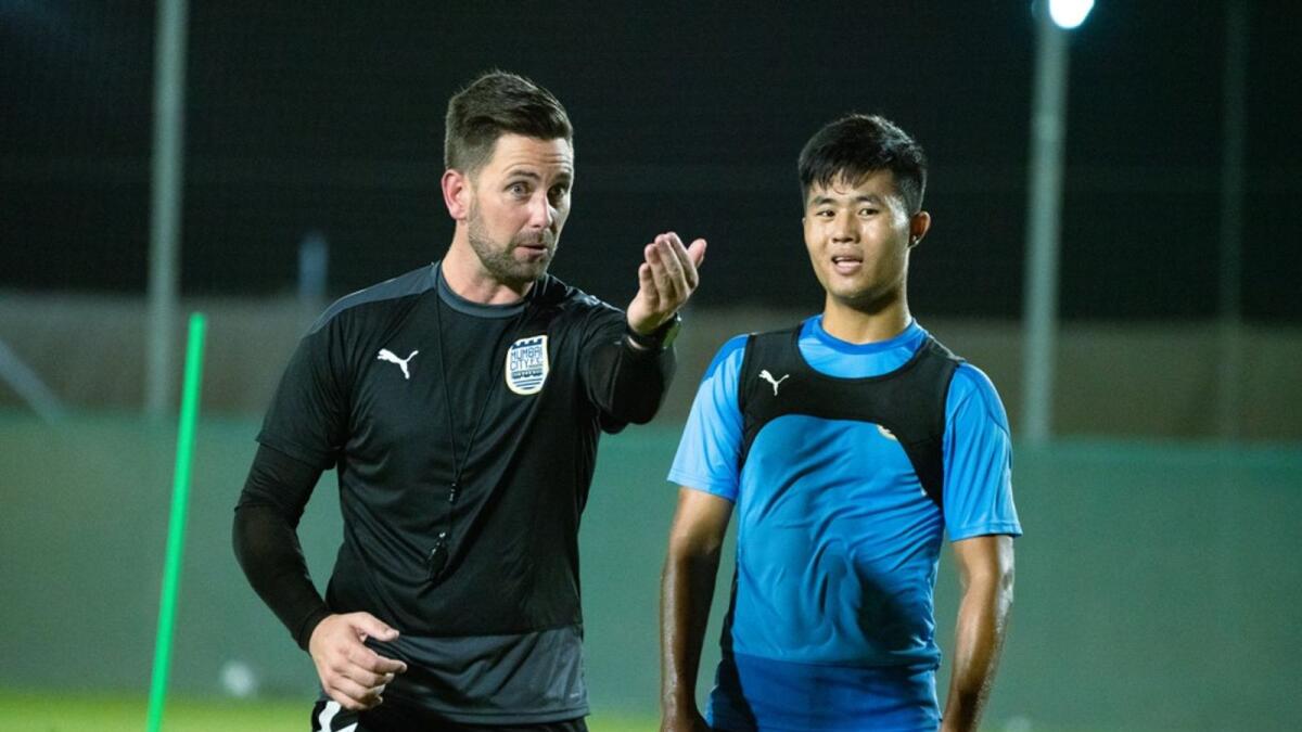 Mumbai City coach Des Buckingham (left) during the training camp in Dubai. (Supplied photo)