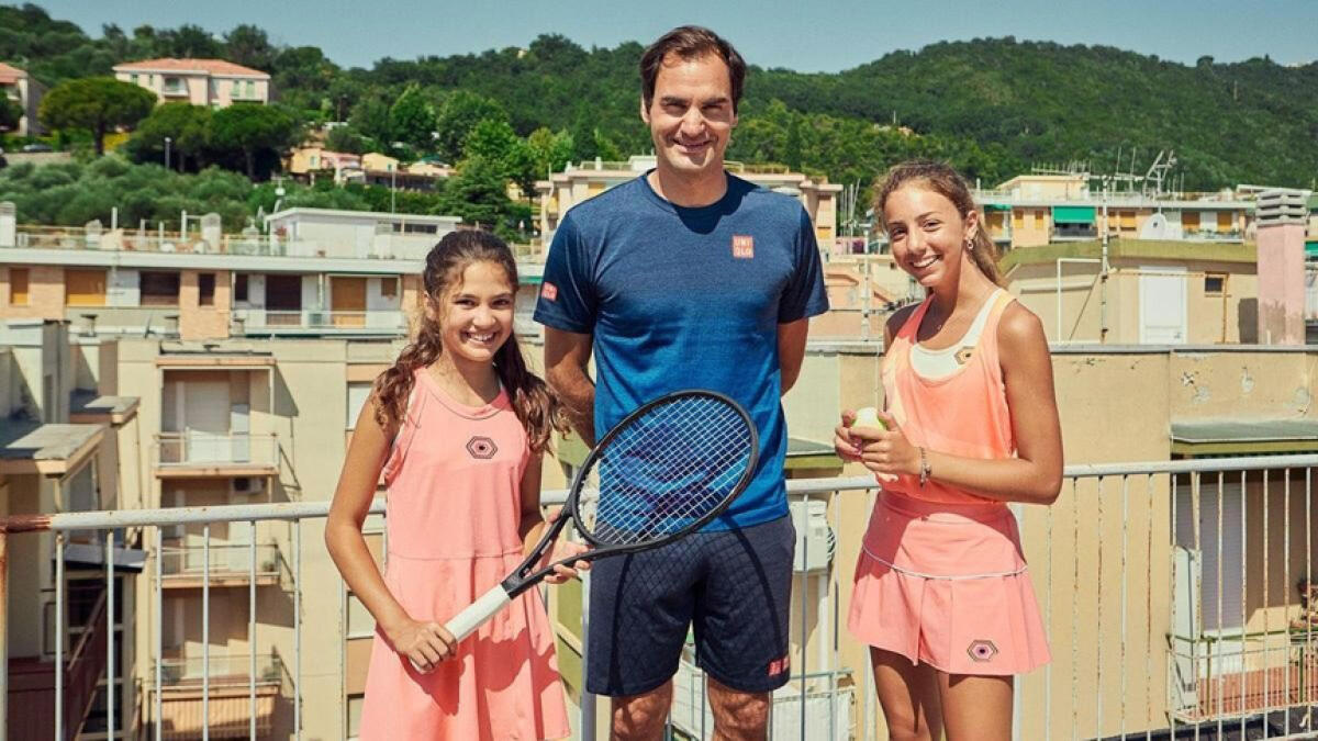 Roger Federer poses with Vittoria Oliveri and Carola Pessina on the rooftop of a building in Finale Ligure. - Twitter