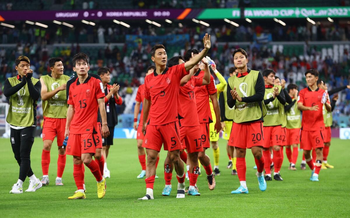 South Korea's Jung Woo-young and teammates applaud fans after the match. Photo: REuters