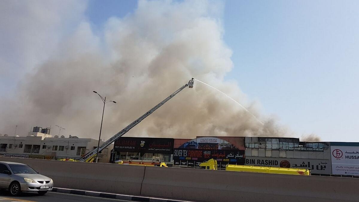 Video: Firefighters put out major fire in Sharjah
