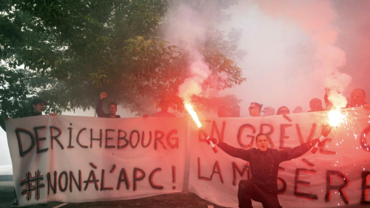 Employees of the Derichebourg aeronautics recruitment compagny demonstrate with flares in front of the company headquarters on June 12, 2020 in Blagnac near Toulouse, southern France, against job cuts and the APC (Accord de performance collective) agreement giving up social gains. Photo: AFP