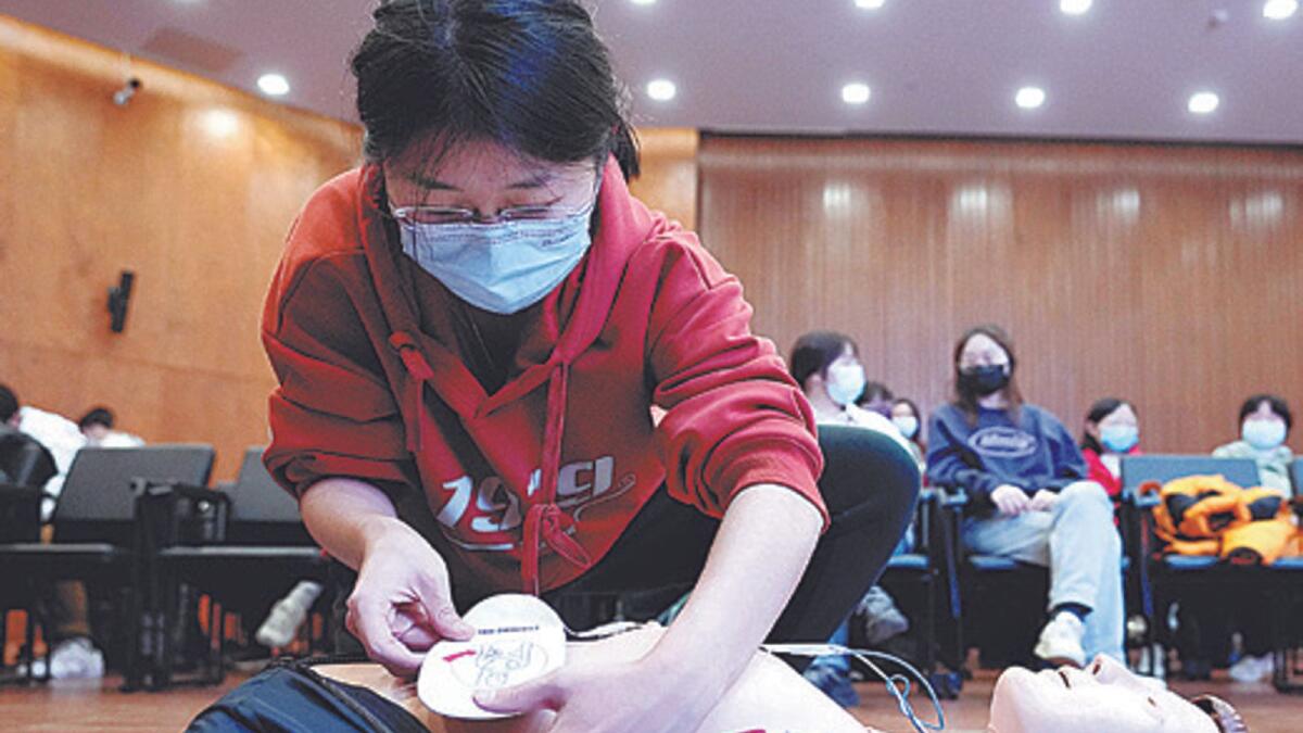Volunteers are on hand at venues to provide interpreting and information services, assist people with disabilities and handle any emergencies. PHOTOS BY YUAN XUEJIN / FOR CHINA DAILY AND XINHUA
