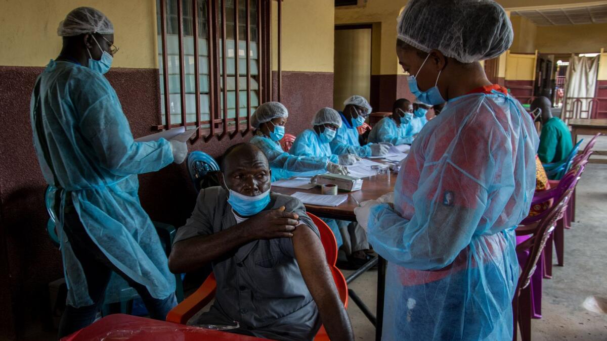 A staff member of the N'zerekore hospital prepares to get his anti-ebola vaccination in N'zerekore. - Guinea. Photo: AFP