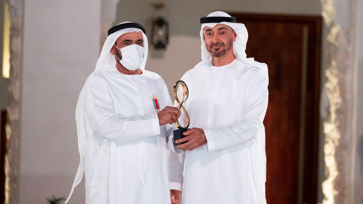 Sheikh Mohamed presents an award to Lieutenant General (Rtd.) Obaid Mohammed Al Kaabi.-