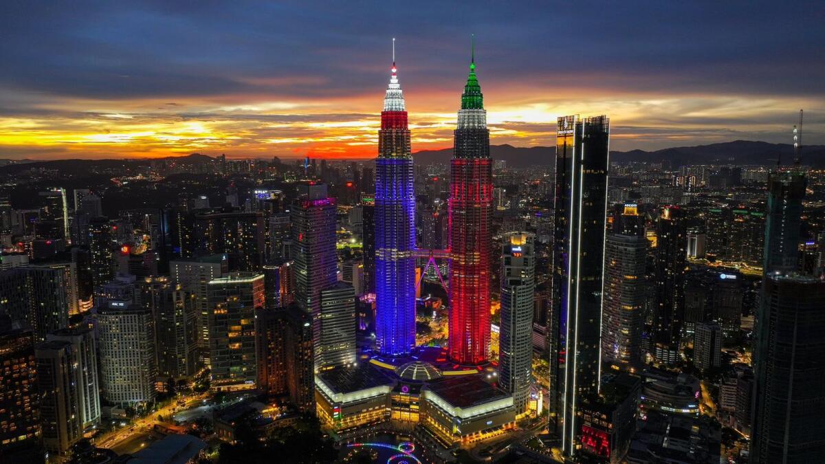 看：马来西亚双子塔点亮阿联酋国旗颜色以迎接 Khaled bin Mohamed 访问 – 新闻
