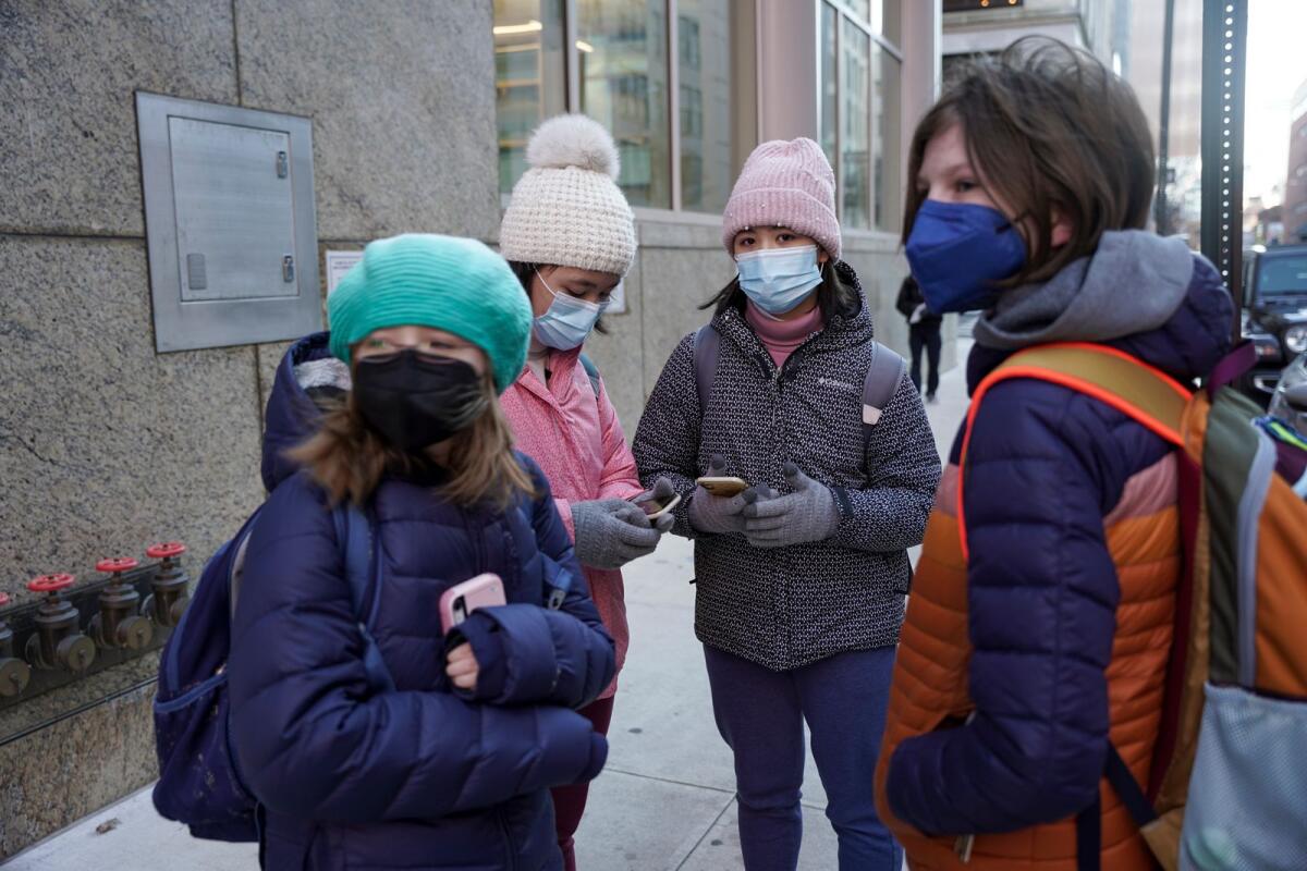 Students wearing masks arrive at Morton School in Manhattan, on January 4, 2022 (Dieu-Nalio Chéry/The New York Times)