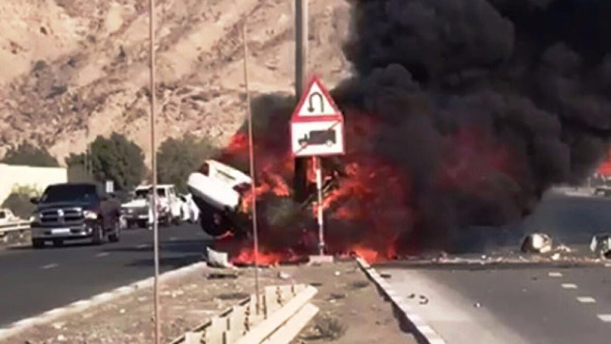 Youth burns to death as car rams into lamppost in RAK