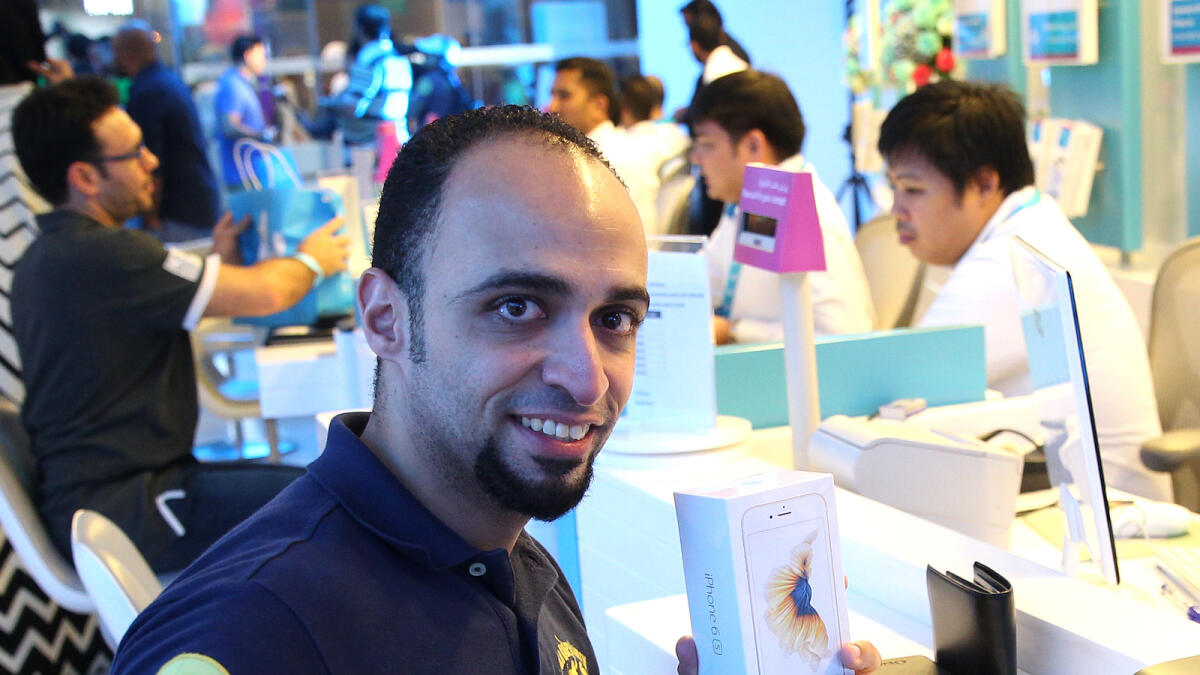 NA091015-JB-iphone- Mina from Egypt one of first buyers of iphone 6s at du outlet in Media City in Dubai on Friday 09, October 2015. Photo by Juidin Bernarrd