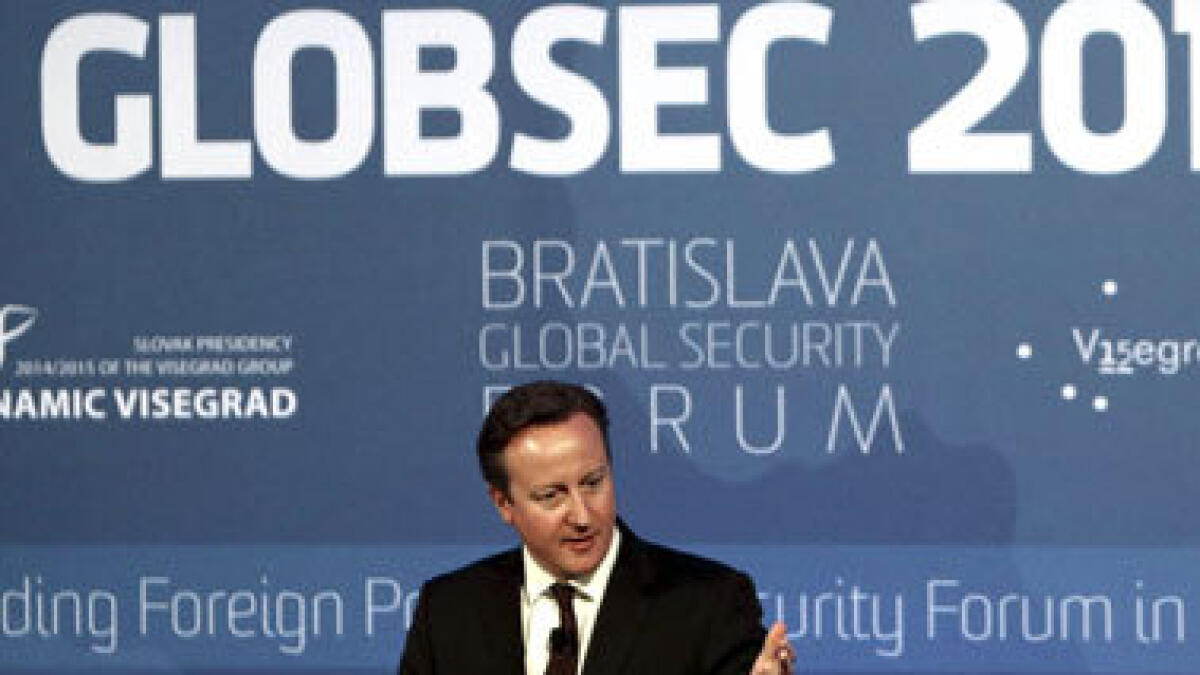 Cameron urges action online to stop young Europeans joining Daesh