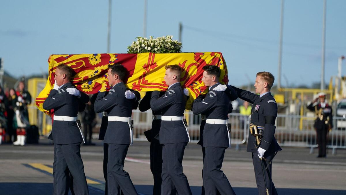 The coffin of Queen Elizabeth II at Edinburgh Airport. Photos: Reuters