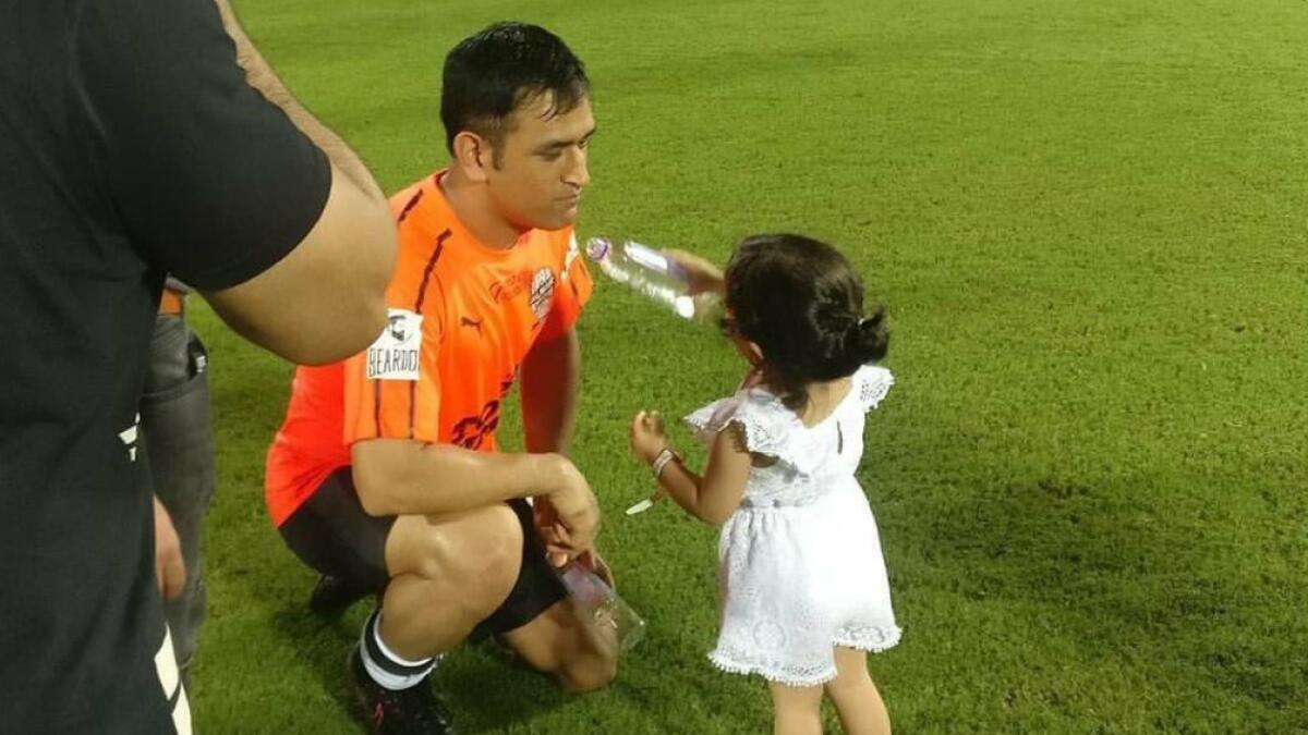  Video: Dhonis daughter carries drinks for him on field