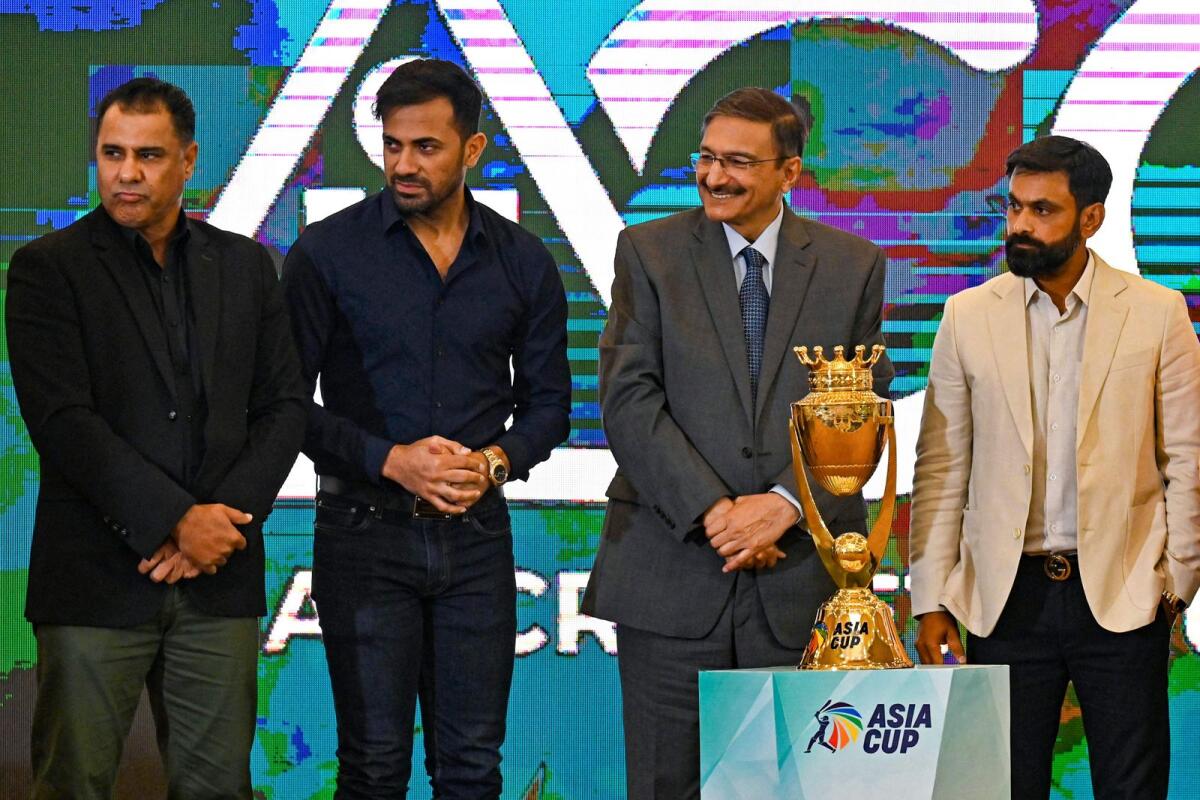 Zaka Ashraf, chairman of the Pakistan Cricket Board (2R) with Pakistan’s cricketer Wahab Riaz (2L) and cricket coach Waqar Younis (L) unveil the Asia Cup 2023 trophy during a ceremony in Lahore on July, 19, 2023.  Photo: AFP