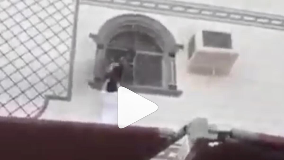 Video: Saudi youths rescue panicking kids stuck in house fire