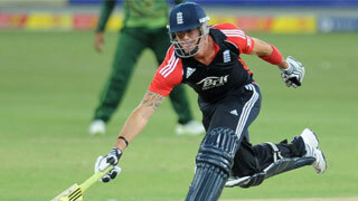 Ton-up Pietersen helps England whitewash Pakistan