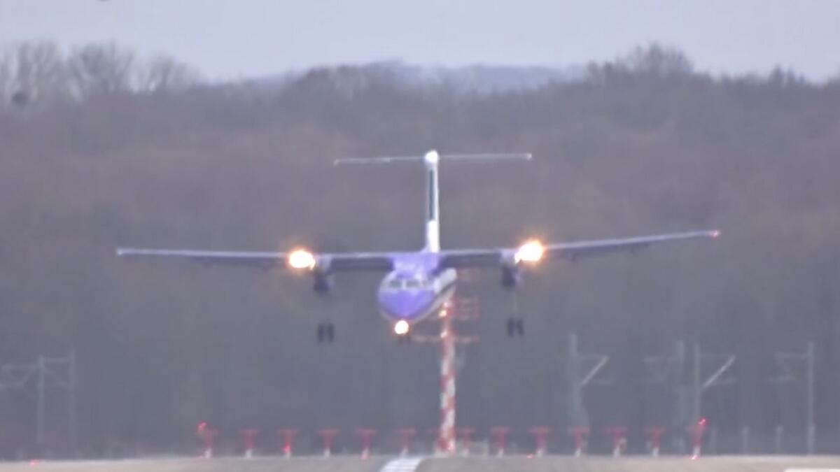 Video: Plane battles strong winds, makes dangerous landing