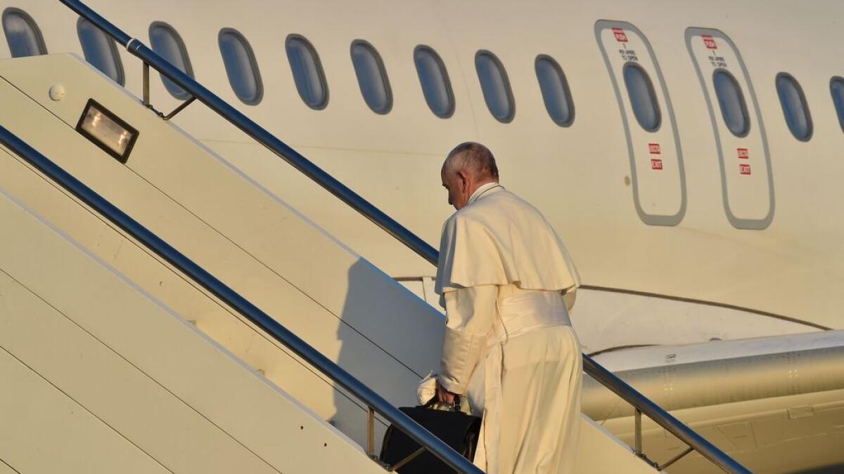 Pope to take 10 refugees back to Italy
