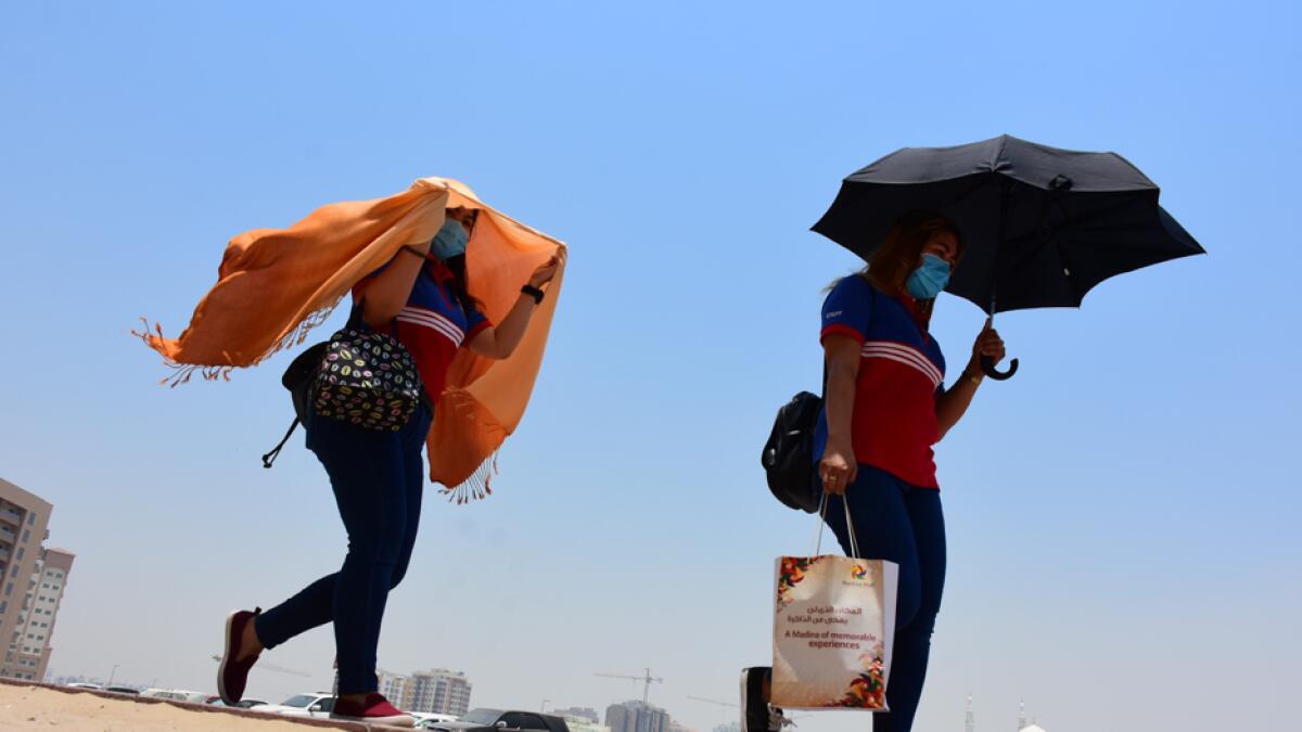 Dubai residents struggle to escape from the hot weather in Dubai. Photo: Shihab/Khaleej Times